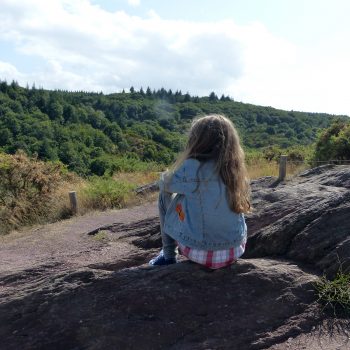 broceliande-val-sans-retour-alienor-assise-sur-la-roche-contemple-le-panorama-web broceliande-val-sans-retour-alienor-assise-sur-la-roche-contemple-le-panorama-web