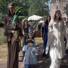 troupe-chateau-de-comper-costumes-echasses-web troupe-chateau-de-comper-costumes-echasses-web