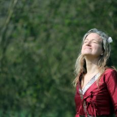 virginie-visage-vers-le-ciel-robe-bordeaux-web